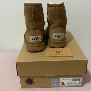 UGGS classic brown suede - kids Sz 7